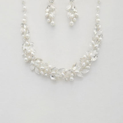 Leaf Pattern Pearl Crystal Necklace